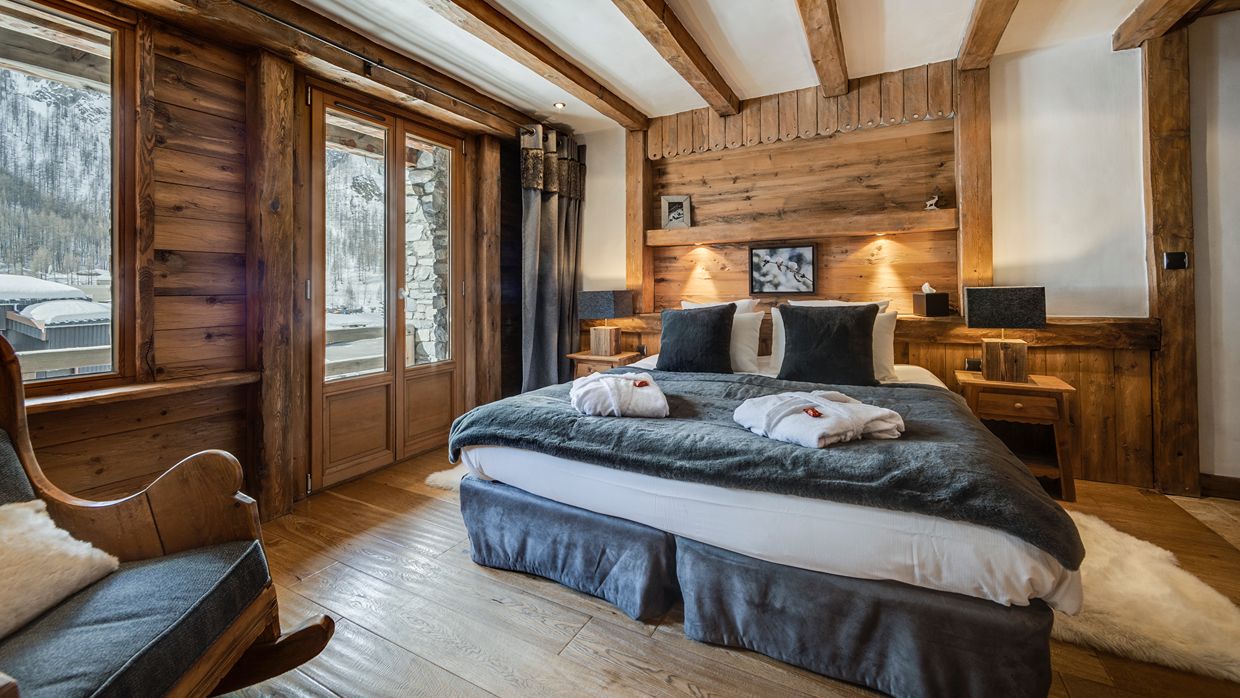 Luxury-Ski-Chalet-Vald'Isere-ChaletLaBouclia-OSC-Bedroom (7).jpg