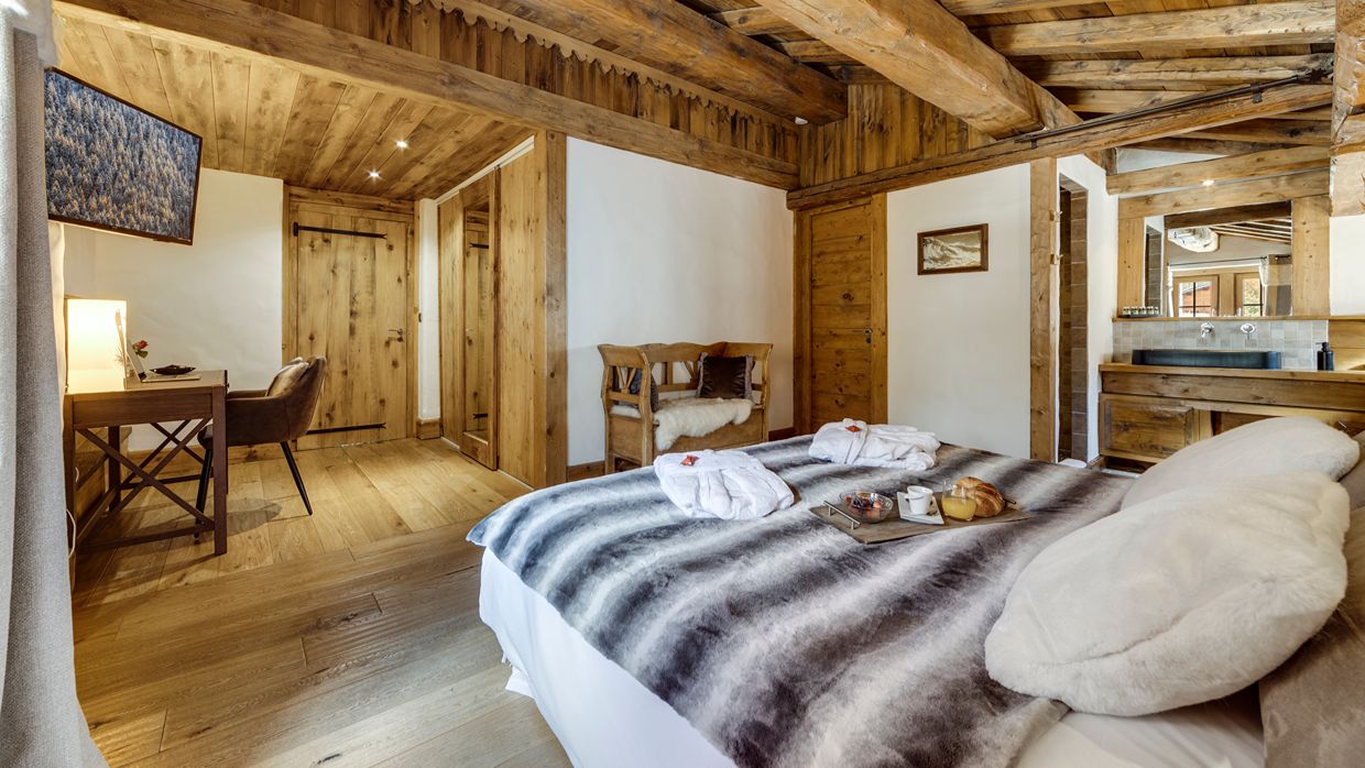 Luxury-Ski-Chalet-Vald'Isere-ChaletLaBouclia-OSC-Bedroom (9).jpg