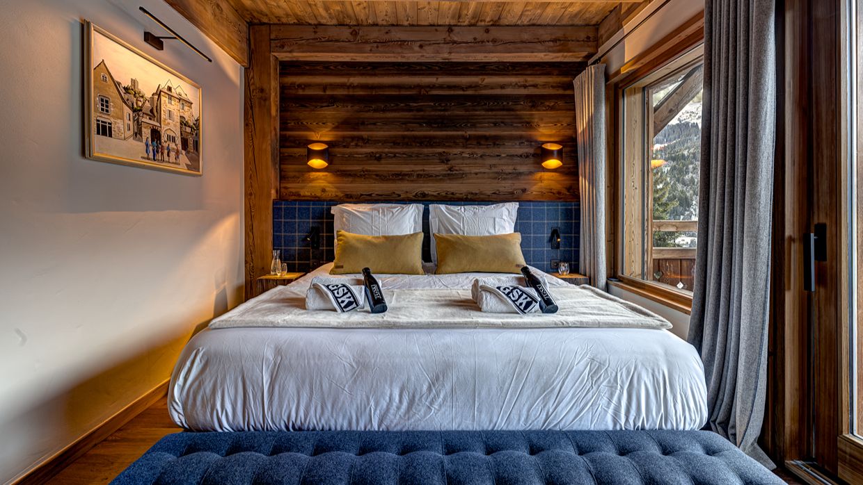 Luxury-Ski-Chalet-Meribel-ChaletMyriam-OSC-Bedroom (10).jpg