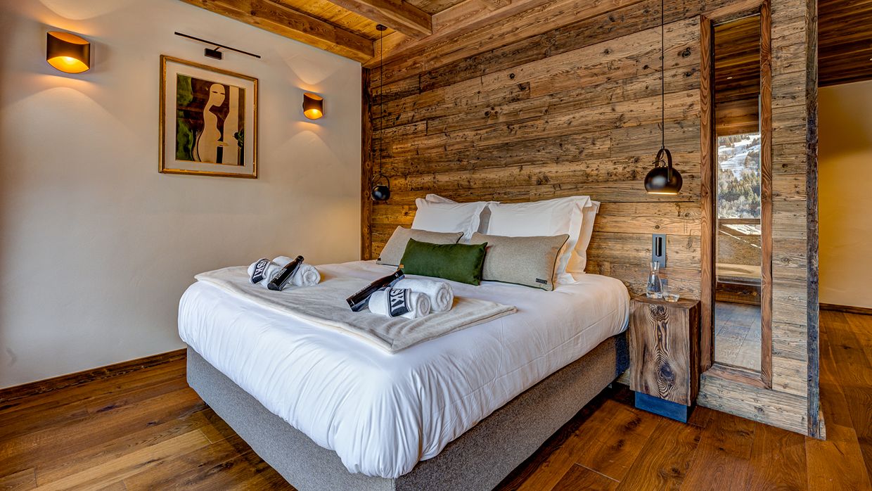 Luxury-Ski-Chalet-Meribel-ChaletMyriam-OSC-Bedroom (13).jpg
