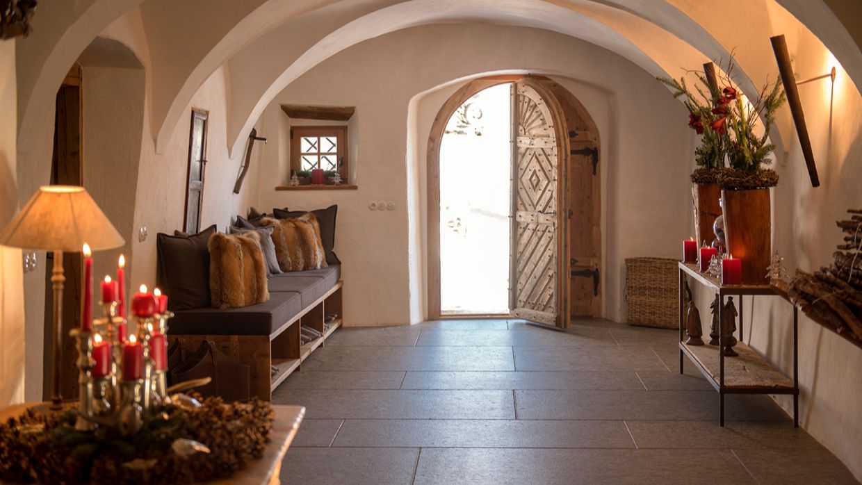 luxury_ski_chalet_white_deer_san_lorenzo_mountain_lodge_plan_de_corones_oxford_ski_entrance2.jpg