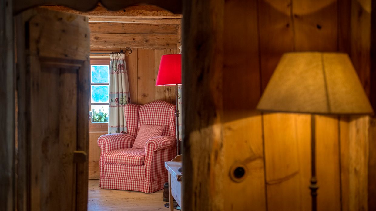 luxury_ski_chalet_white_deer_san_lorenzo_mountain_lodge_plan_de_corones_oxford_ski_chair.jpg