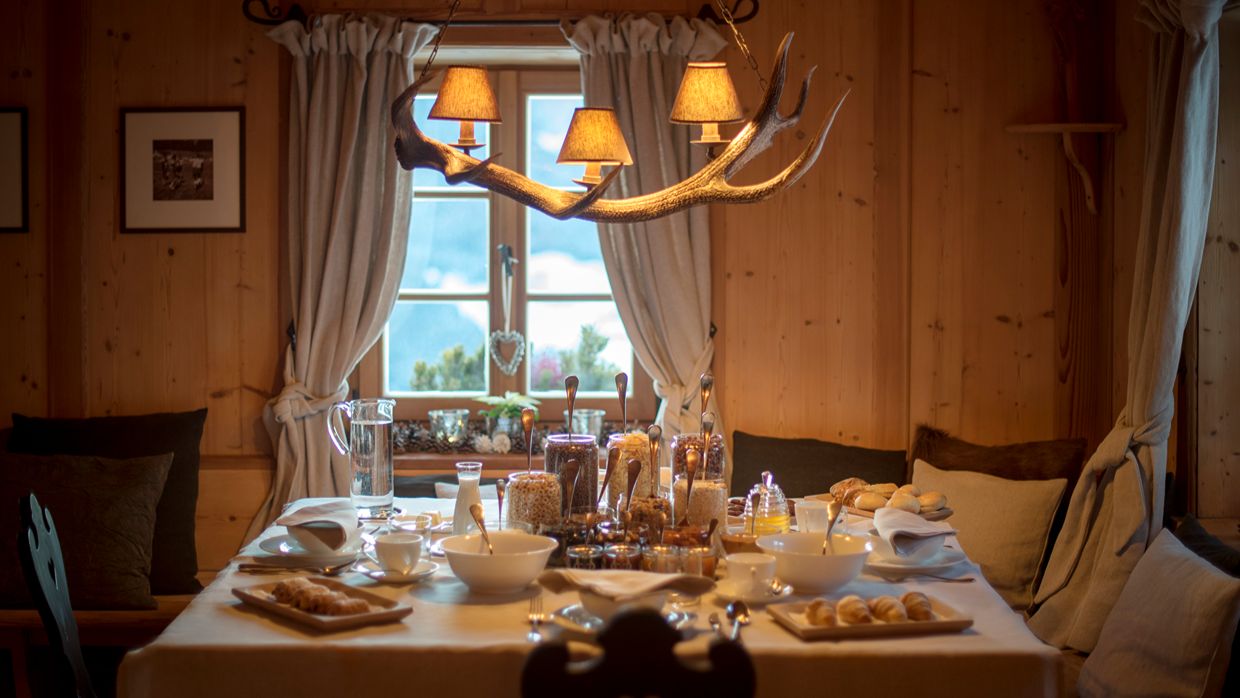 luxury_ski_chalet_white_deer_san_lorenzo_mountain_lodge_plan_de_corones_oxford_ski_dining2.jpg