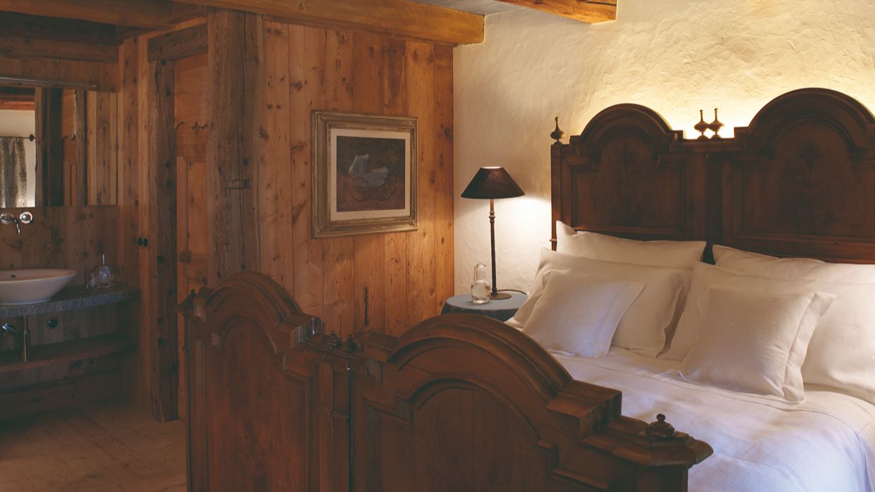 luxury_ski_chalet_white_deer_san_lorenzo_mountain_lodge_plan_de_corones_oxford_ski_bedroom_aurora.jpg