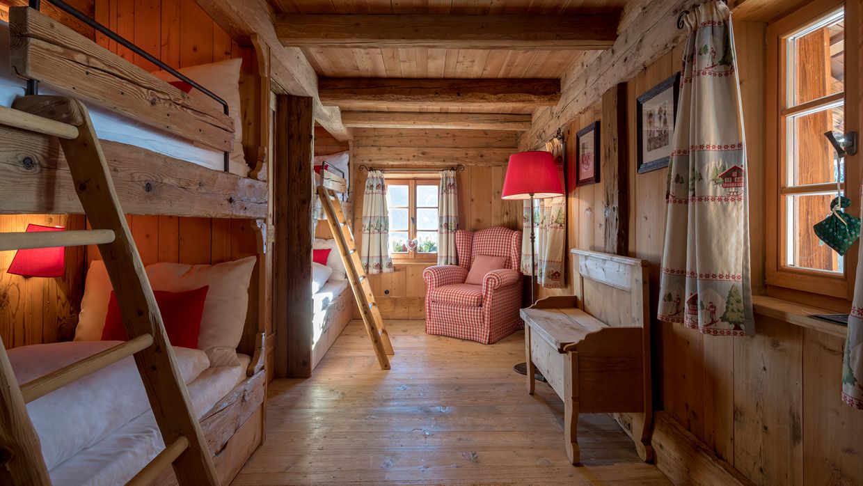 luxury_ski_chalet_white_deer_san_lorenzo_mountain_lodge_plan_de_corones_oxford_ski_bunk_room.jpg