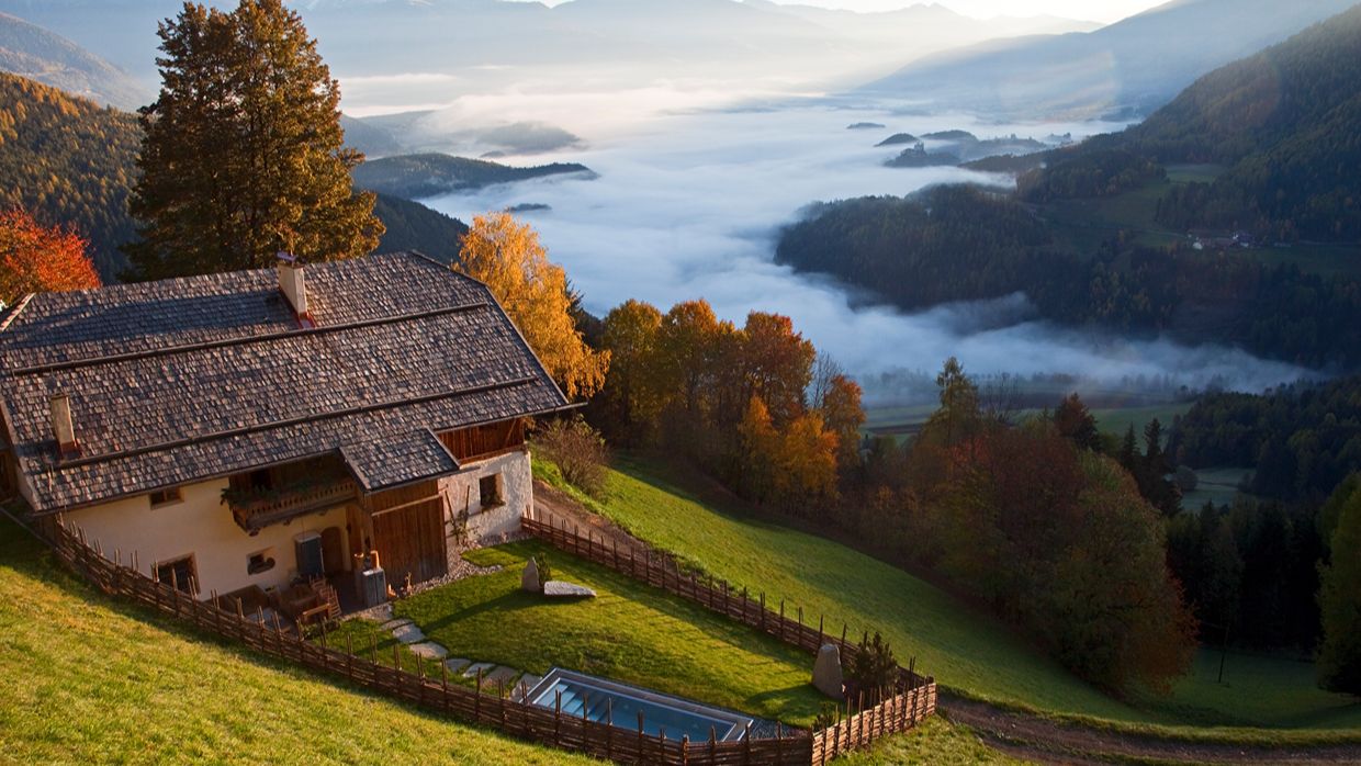 luxury_ski_chalet_white_deer_san_lorenzo_mountain_lodge_plan_de_corones_oxford_ski_entrance_summer.jpg