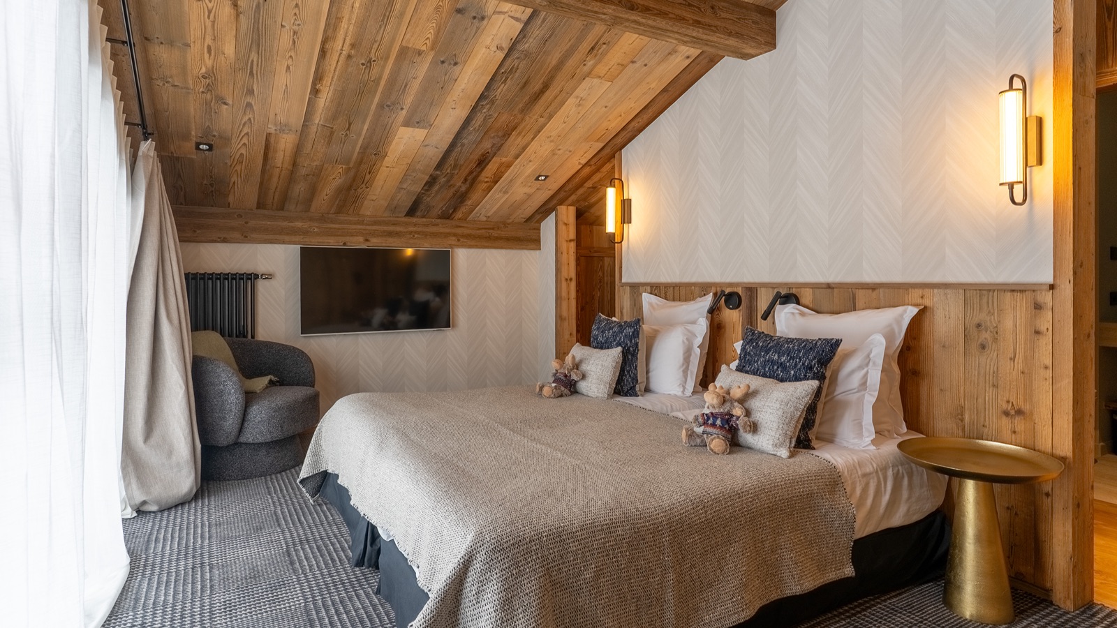 Luxury-Ski-Chalet-Megeve-Le-Penthouse-Alpin-Oxford-Ski-Bedroom1.jpg