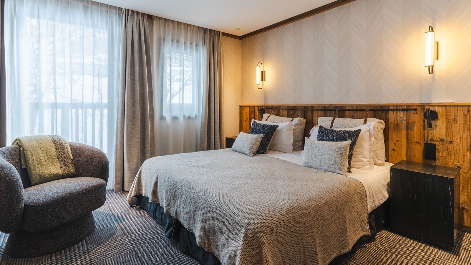 Luxury-Ski-Chalet-Megeve-Le-Penthouse-Alpin-Oxford-Ski-Bedroom3.jpg