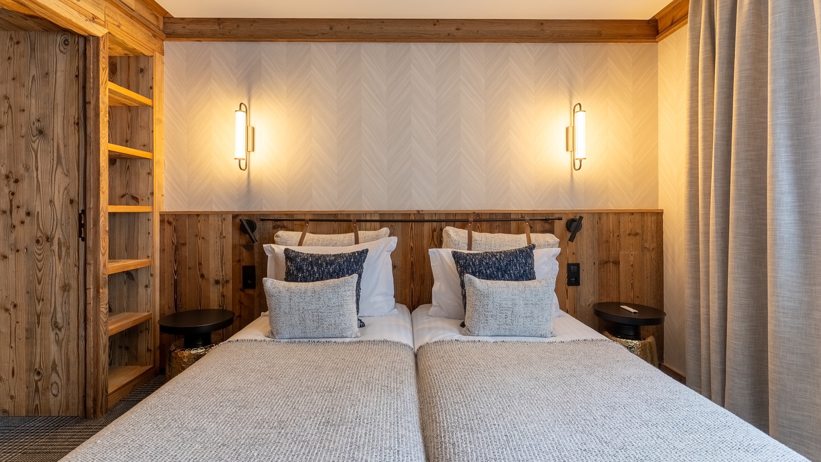 Luxury-Ski-Chalet-Megeve-Le-Penthouse-Alpin-Oxford-Ski-Bedroom4.jpg