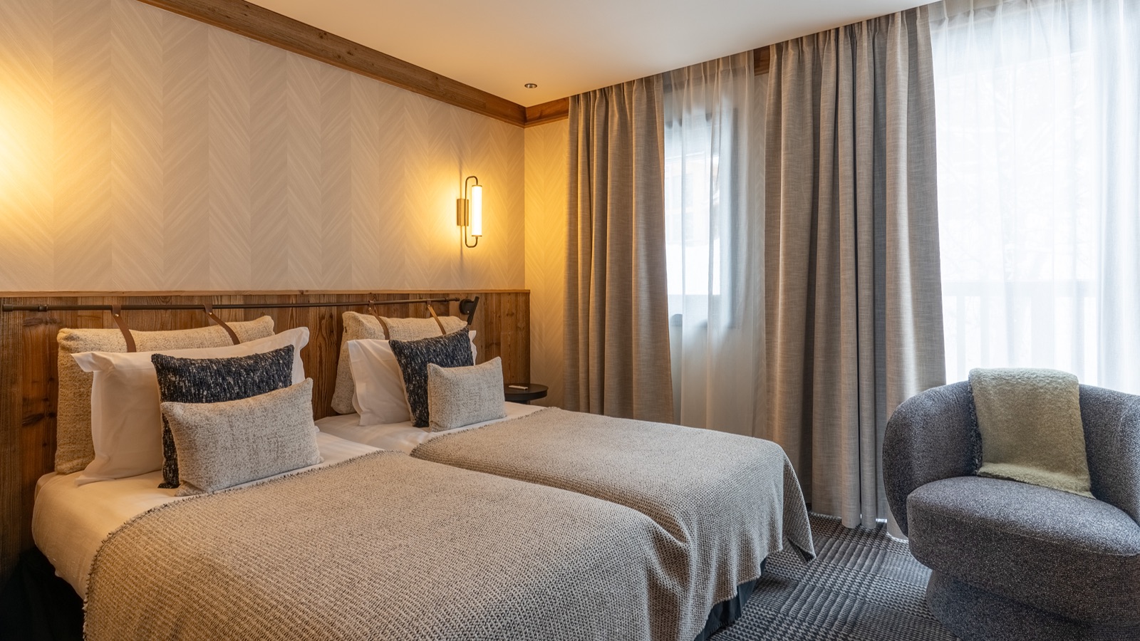 Luxury-Ski-Chalet-Megeve-Le-Penthouse-Alpin-Oxford-Ski-Bedroom5.jpg