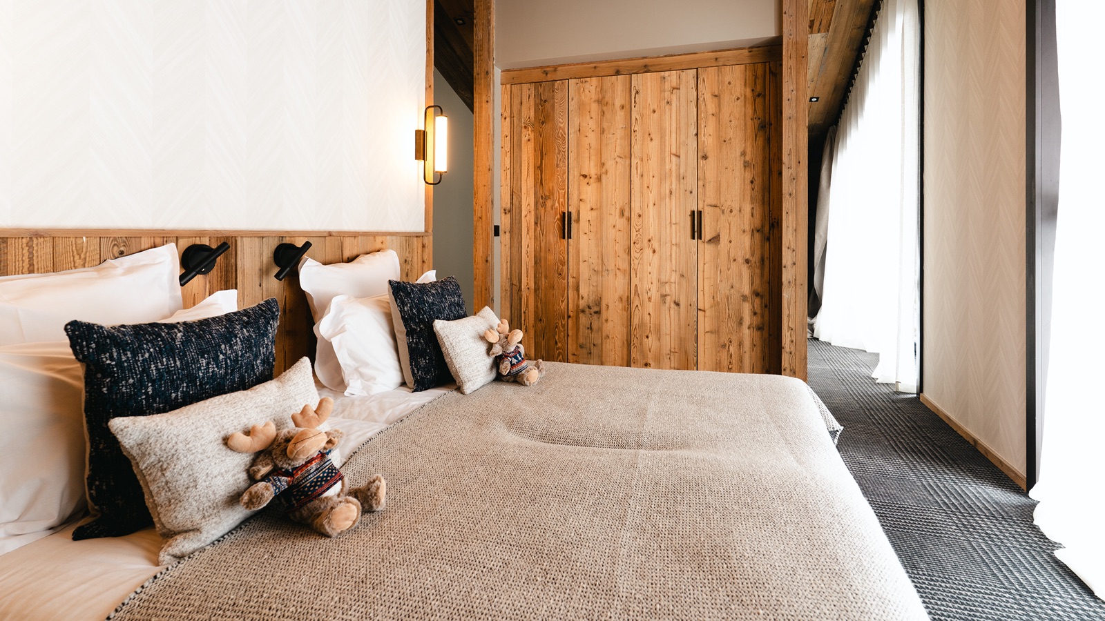 Luxury-Ski-Chalet-Megeve-Le-Penthouse-Alpin-Oxford-Ski-Bedroom12.jpg