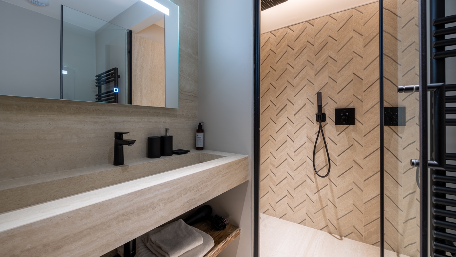 Luxury-Ski-Chalet-Megeve-Le-Penthouse-Alpin-Oxford-Ski-Bathroom.jpg