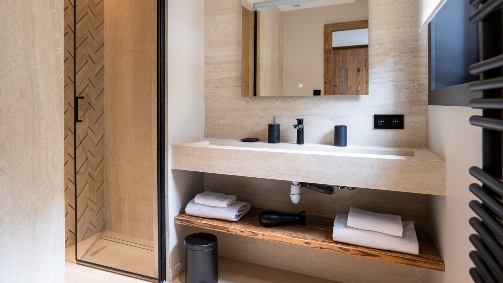 Luxury-Ski-Chalet-Megeve-Le-Penthouse-Alpin-Oxford-Ski-Bathroom3.jpg