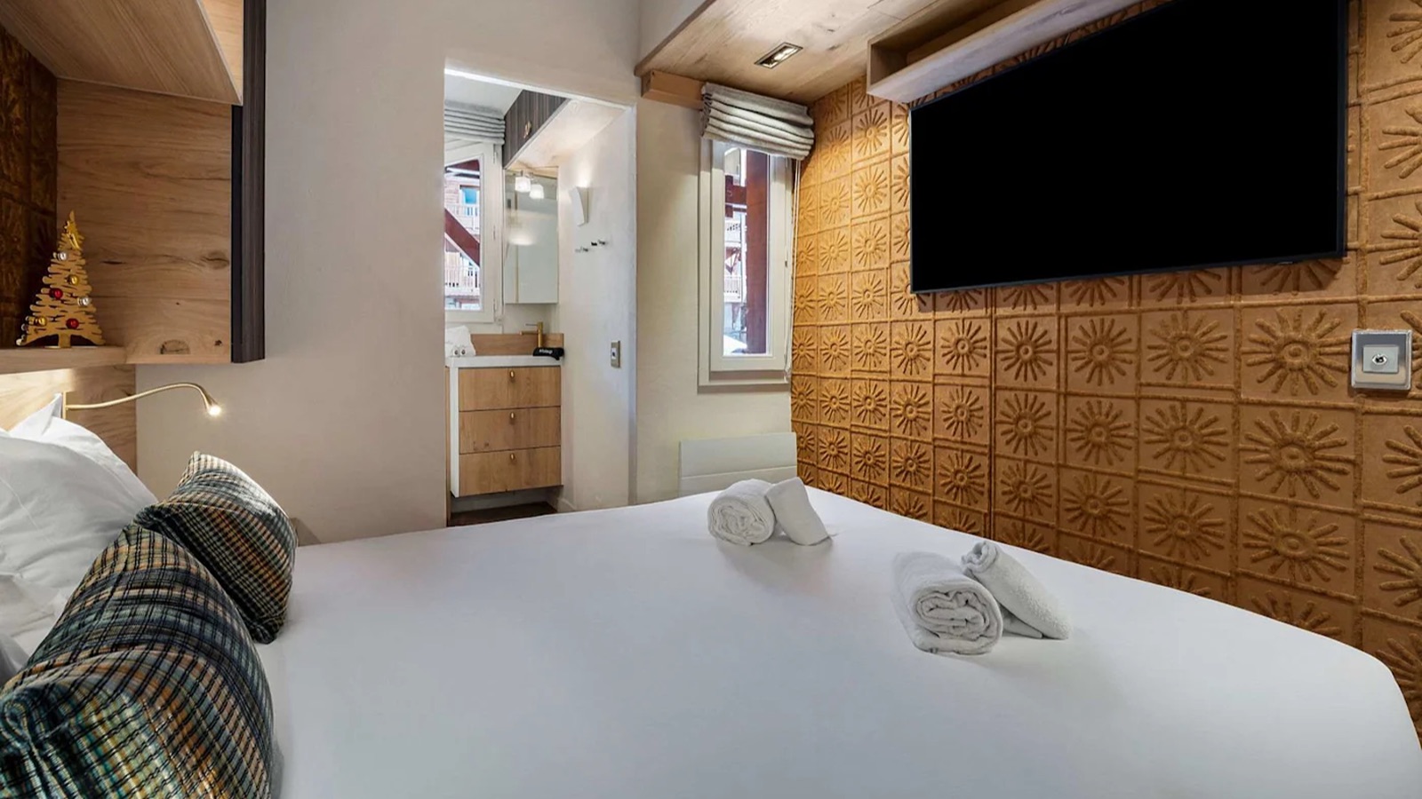 Luxury-Ski-Chalet-Val-Thorens-Emeraude-Bedroom-Oxford-Ski8.jpeg