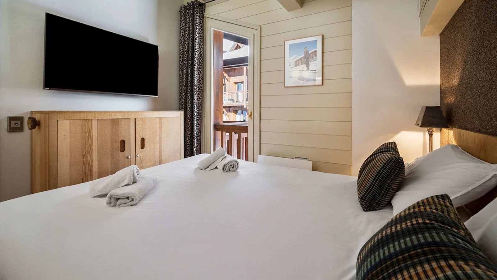 Luxury-Ski-Chalet-Val-Thorens-Emeraude-Bedroom-Oxford-Ski10.jpeg