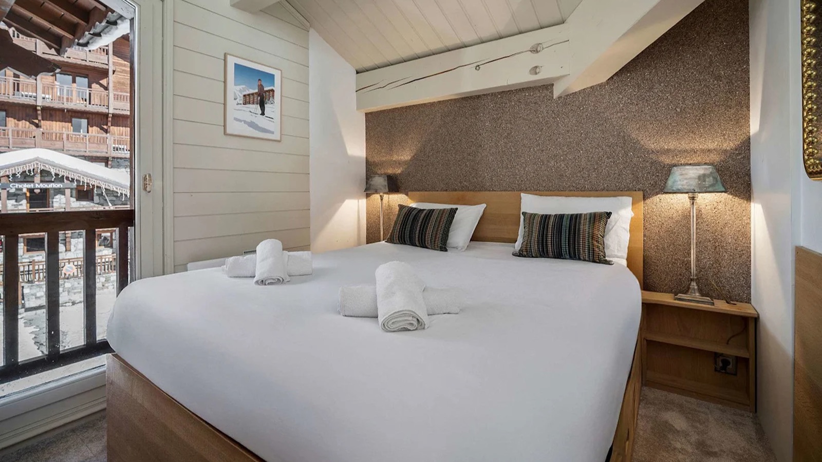 Luxury-Ski-Chalet-Val-Thorens-Emeraude-Bedroom-Oxford-Ski13.jpeg