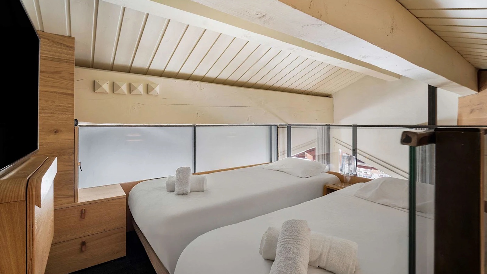 Luxury-Ski-Chalet-Val-Thorens-Emeraude-Bedroom-Oxford-Ski16.jpeg