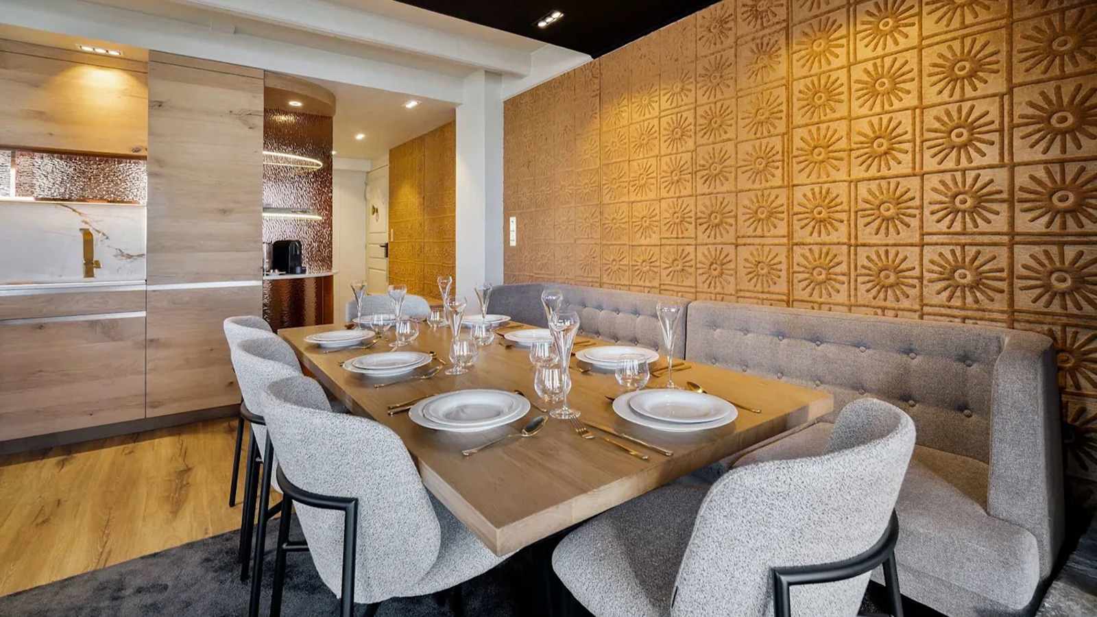 Luxury-Ski-Chalet-Val-Thorens-Emeraude-1-Dining-Oxford-Ski2.jpeg