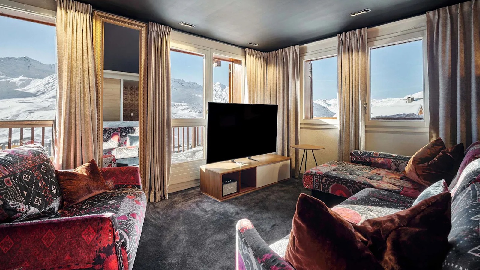Luxury-Ski-Chalet-Val-Thorens-Emeraude-1-Lounge3-Oxford-Ski17.jpeg