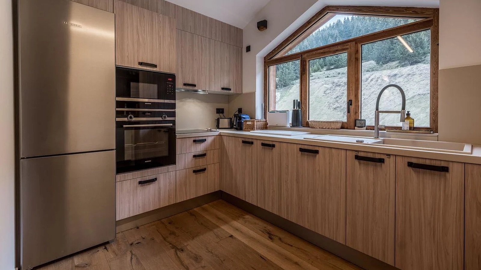 Luxury-Ski-Chalet-Courchevel-1650-Kitchen-Oxford-Ski2.jpeg