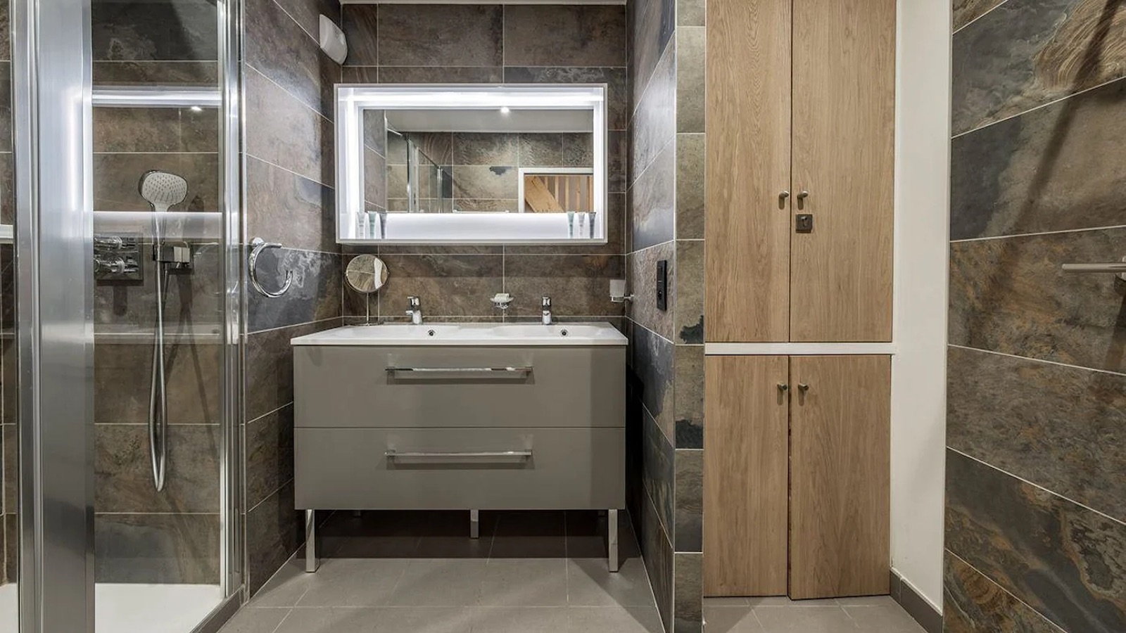 Luxury-Ski-Chalet-Courchevel-1650-Bathroom-Oxford-Ski5.jpeg