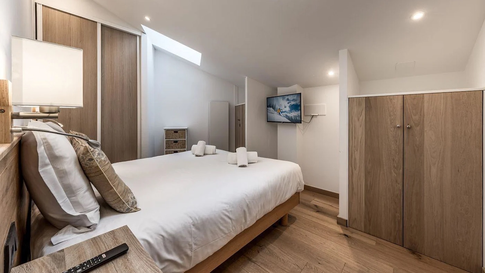 Luxury-Ski-Chalet-Courchevel-1650-Bedroom-Oxford-Ski8.jpeg