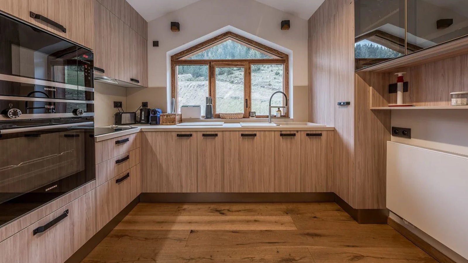 Luxury-Ski-Chalet-Courchevel-1650-Kitchen2-Oxford-Ski10.jpeg