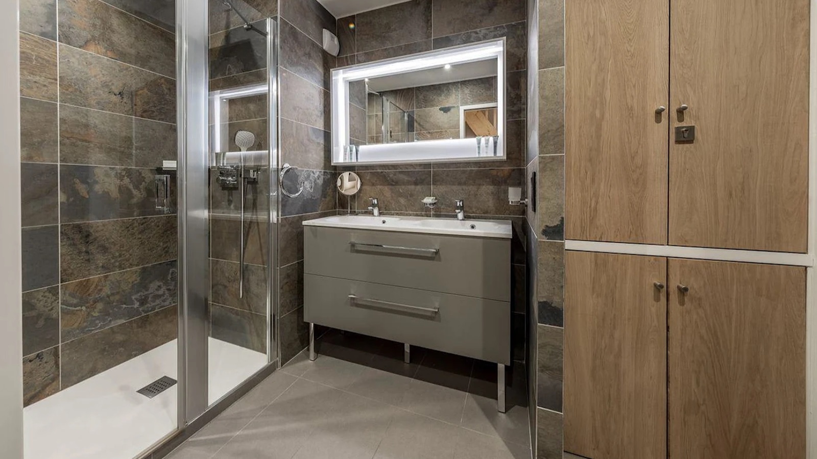 Luxury-Ski-Chalet-Courchevel-1650-Bathroom3-Oxford-Ski13.jpeg