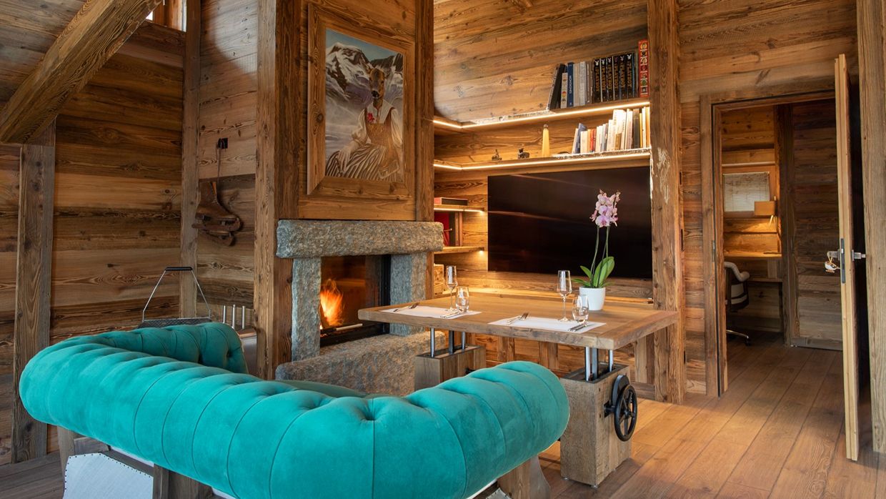 Luxury-Ski-Chalet-Saas-Lycka-OSC-Masterbedroomlounge.jpg