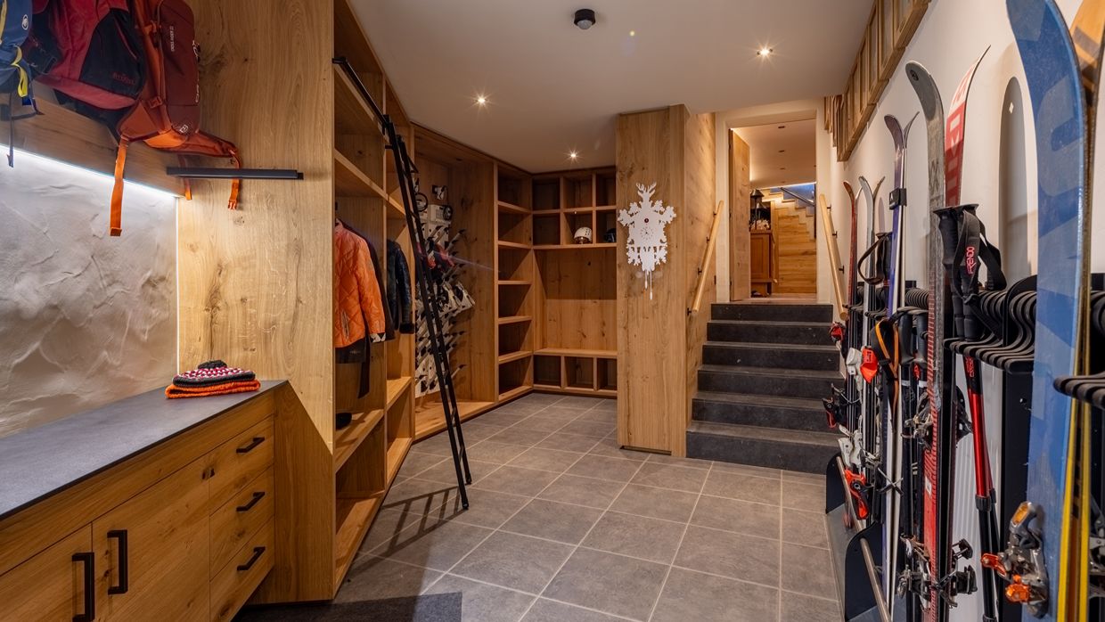 Luxury-Ski-Les Etoilesd'Amon-OSC-Ski room.jpg