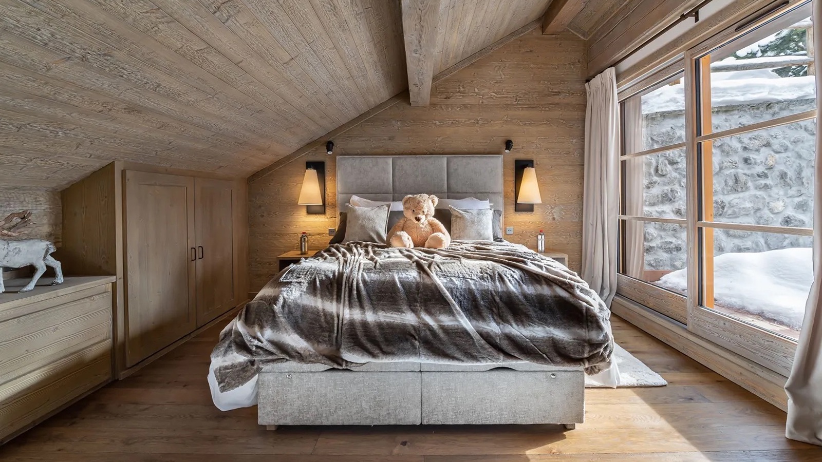 Luxury-Ski-Chalet-Meribel-Chalet-Hadrien-Oxford-Ski-Bedroom2.jpg