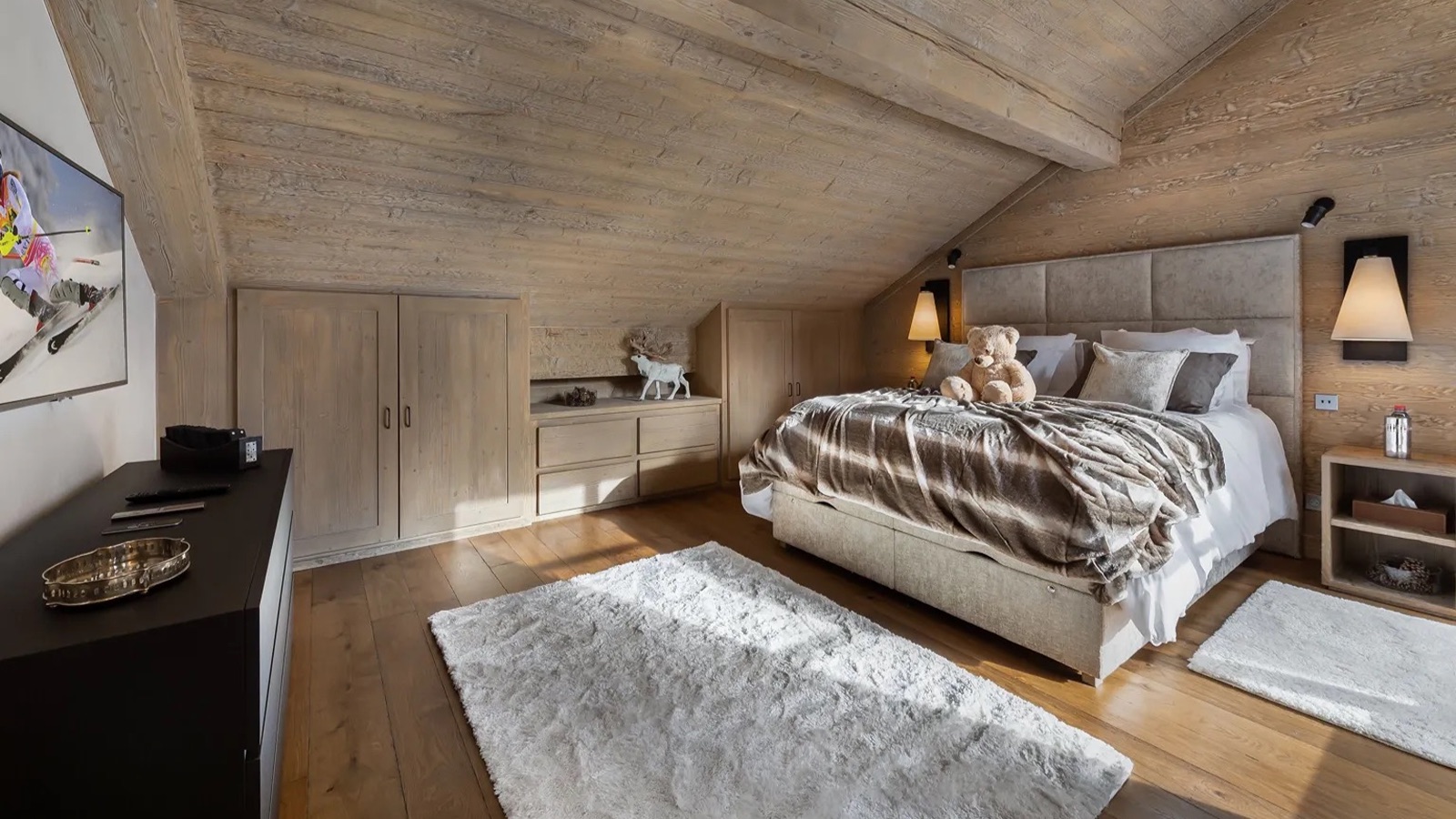 Luxury-Ski-Chalet-Meribel-Chalet-Hadrien-Oxford-Ski-Bedroom22.jpg
