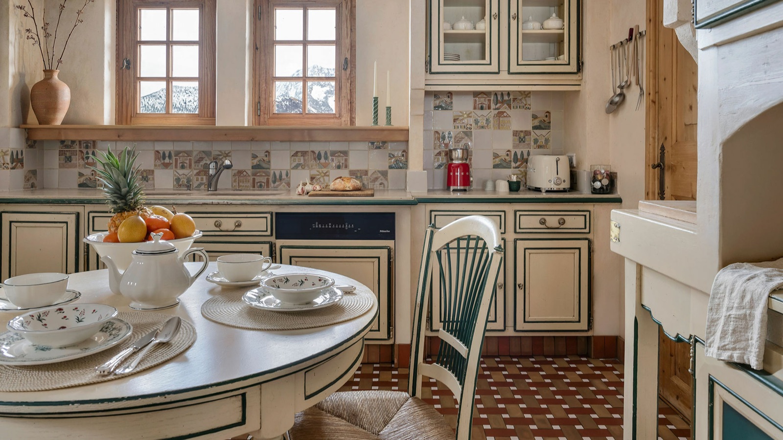 Luxury-Ski-Hotel-Courchevel-1850-Chalet-Pashmina-Oxford-Ski-Kitchen.jpg