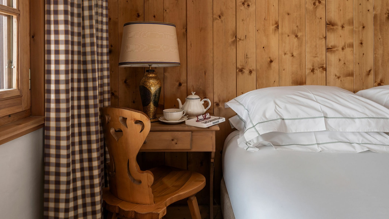 Luxury-Ski-Hotel-Courchevel-1850-Chalet-Pashmina-Oxford-Ski-Bedroom5.jpg