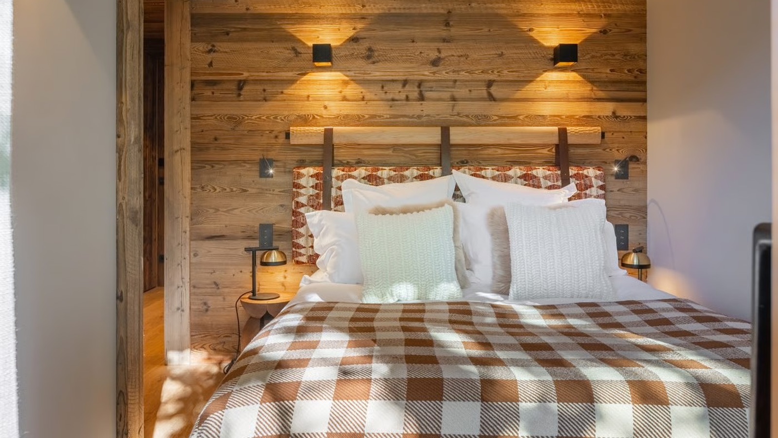 Luxury-Ski-Chalet-Meribel-Apartment-Serene-Oxford-Ski-Bedroom16.jpg