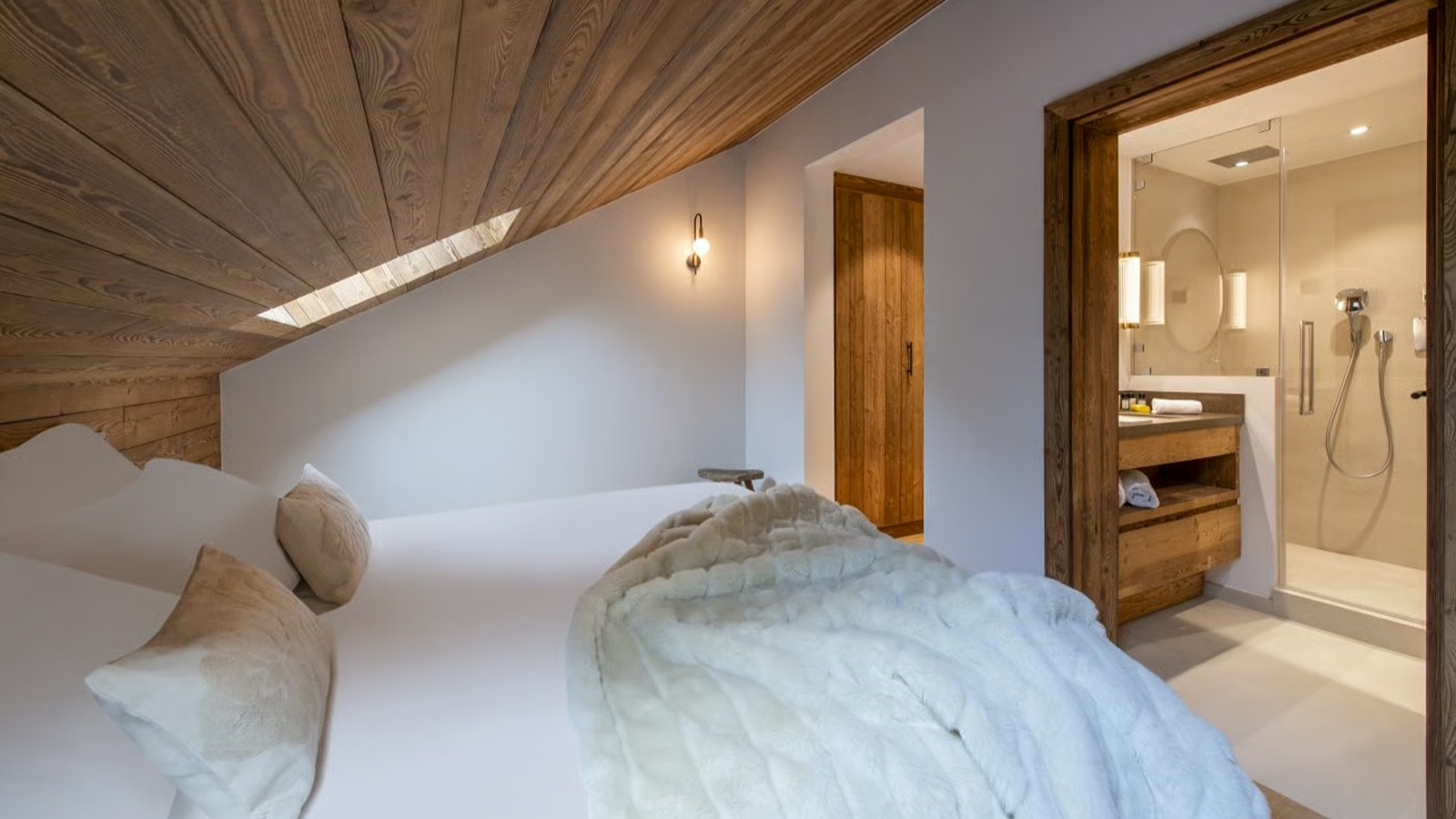 Luxury-Ski-Chalet-Meribel-Apartment-Nanuq-Oxford-Ski-Bedroom8.jpg