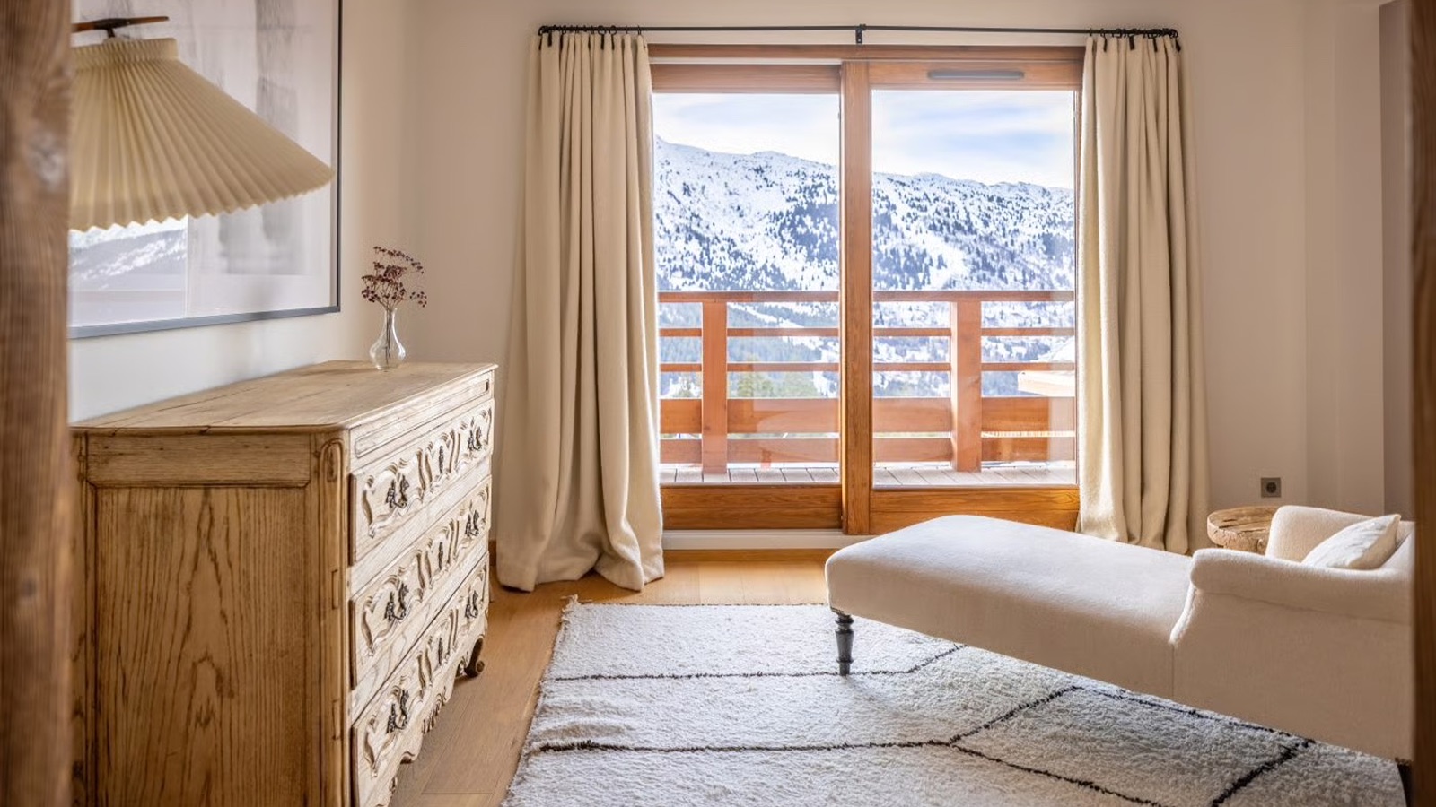 Luxury-Ski-Chalet-Meribel-Apartment-Nanuq-Oxford-Ski-Bedroom14.jpg