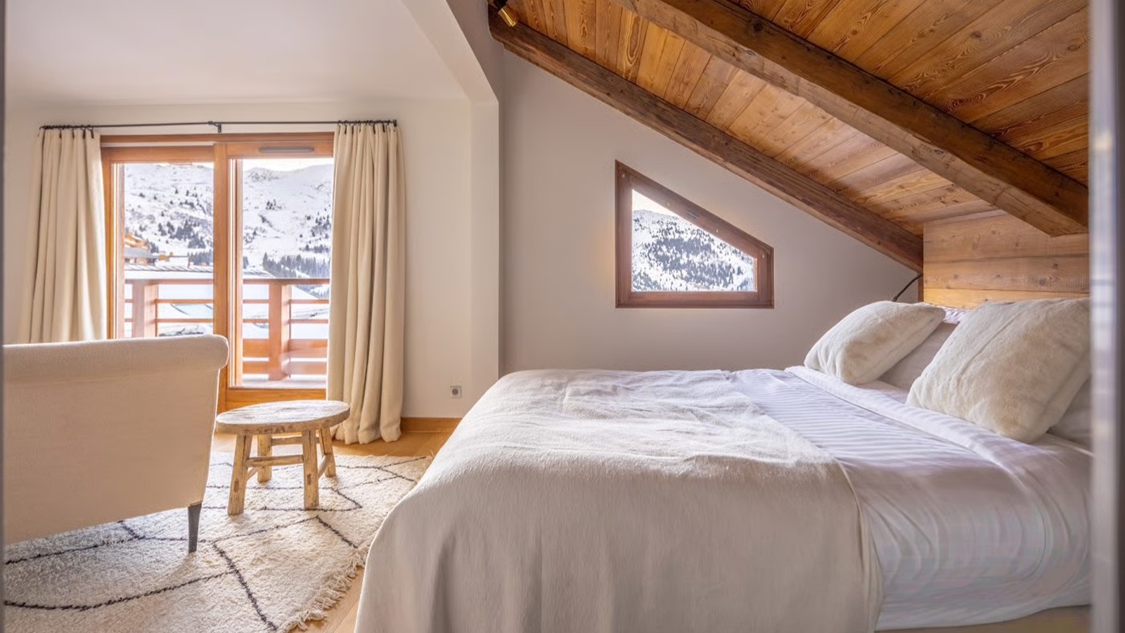 Luxury-Ski-Chalet-Meribel-Apartment-Nanuq-Oxford-Ski-Bedroom15.jpg