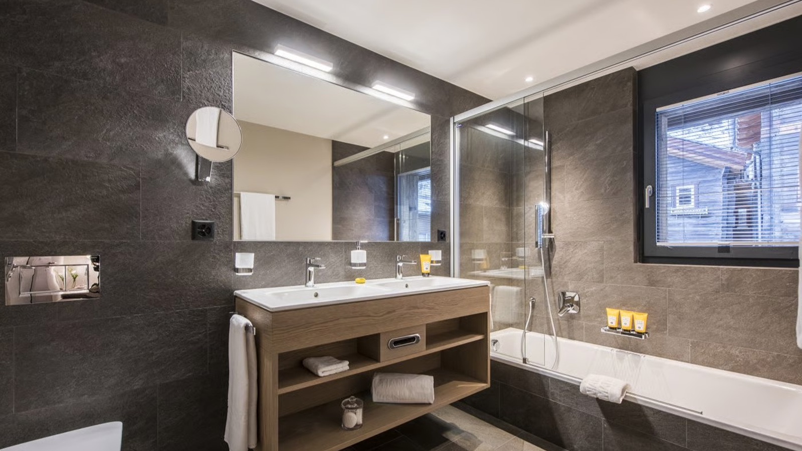 Luxury-Ski-Chalet-Zermatt-Christiana-Residence-Oxford-Ski-Bathroom2.jpg