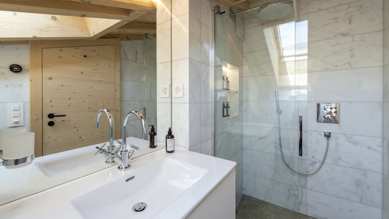 Luxury-Ski-Chalet-Verbier-Chalet-Melilot-Oxford-Ski-Bathroom2.jpg