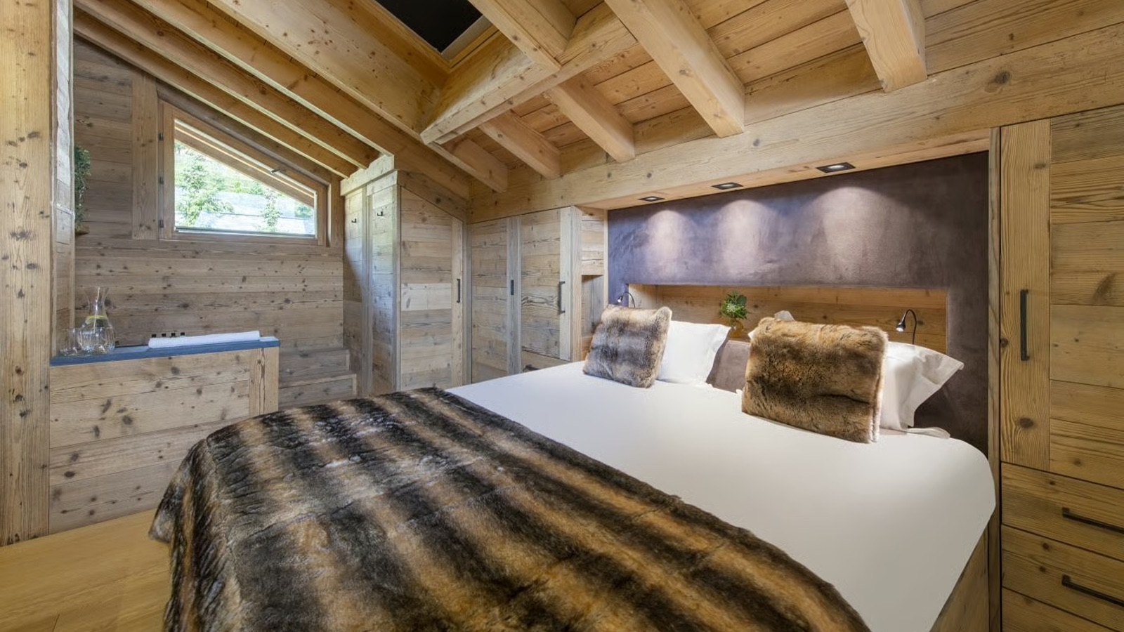 Luxury-Ski-Chalet-Verbier-Chalet-Clambinet-Oxford-Ski-Bedroom2.jpg