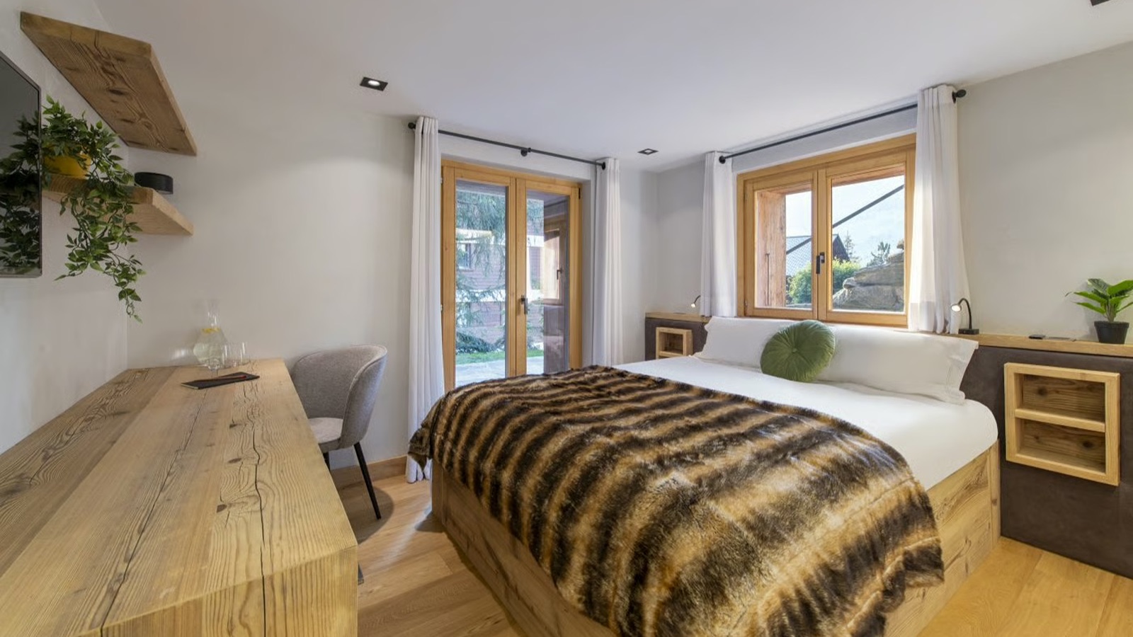 Luxury-Ski-Chalet-Verbier-Chalet-Clambinet-Oxford-Ski-Bedroom14.jpg