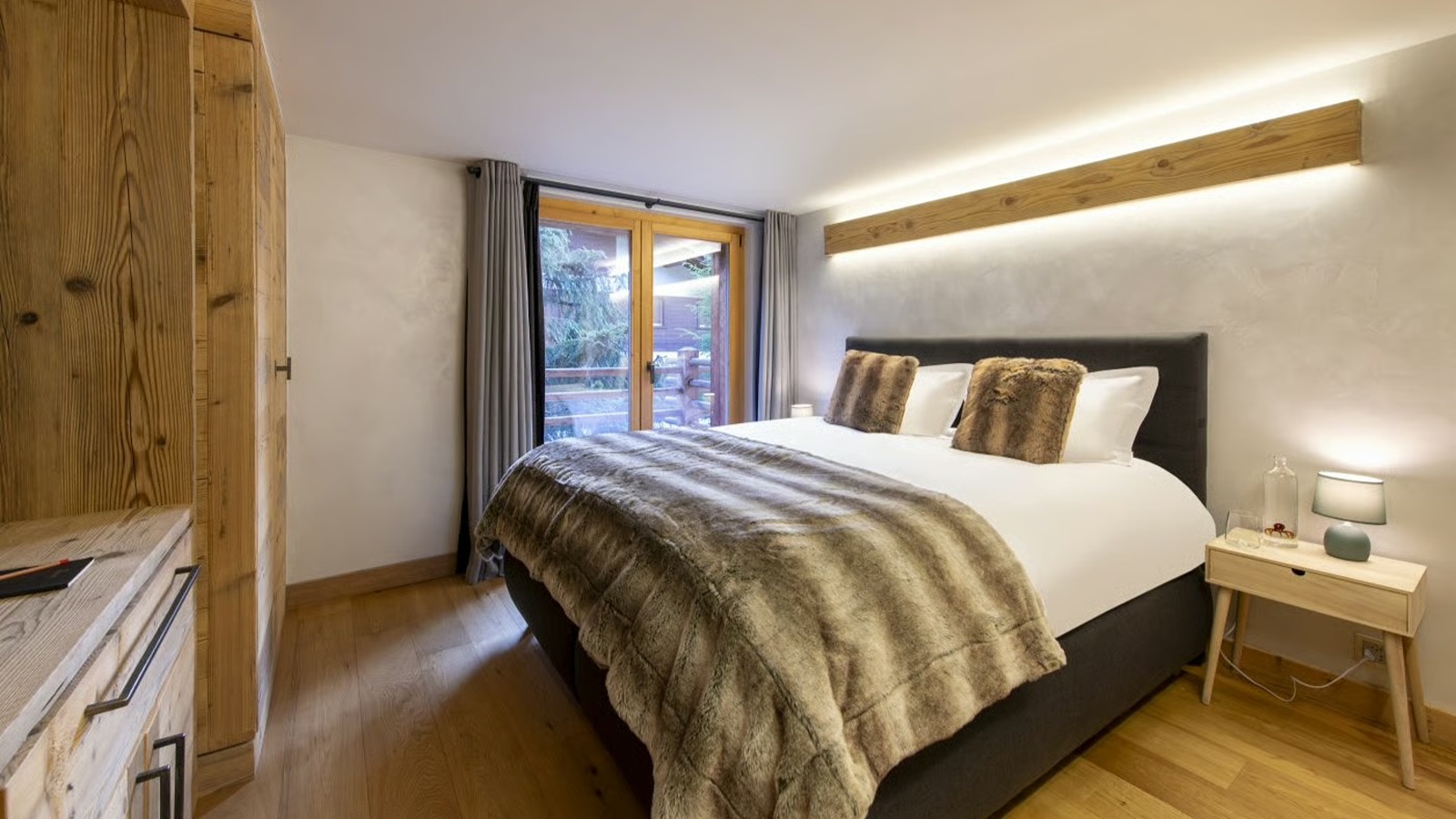Luxury-Ski-Chalet-Verbier-Chalet-Clambinet-Oxford-Ski-Bedroom19.jpg