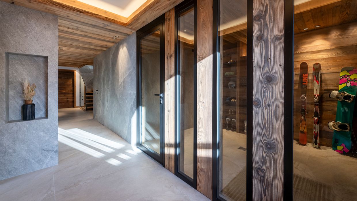 Luxury-Ski-Chalet-Alena-LesGets-OSC-Skiroom.jpg