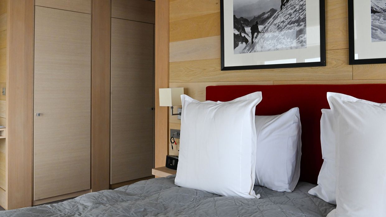 Luxury-Ski-Chalet-Courchevel-Licorne-OSC-Bed.jpg