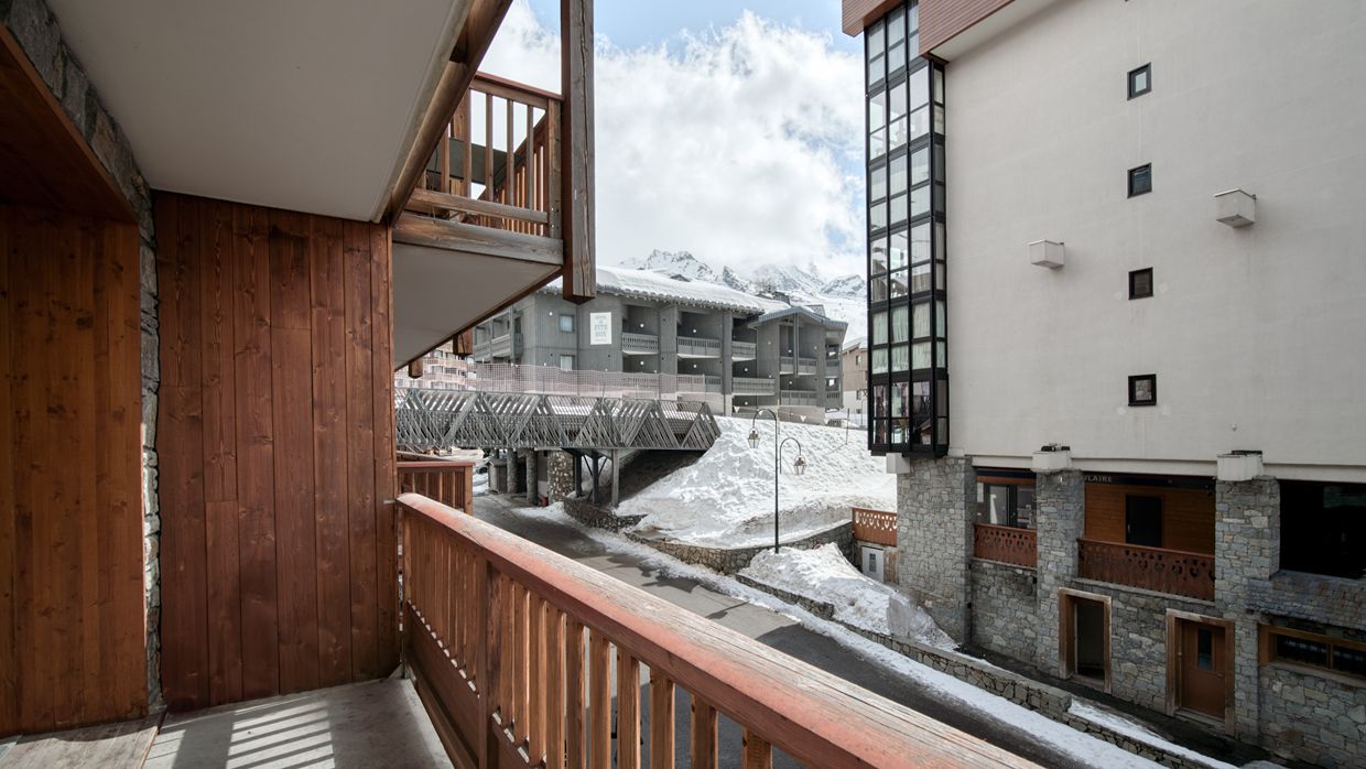Luxury-Ski-Chalet-ValThorens-Chalet Sabot-OSC-Balcony.jpg