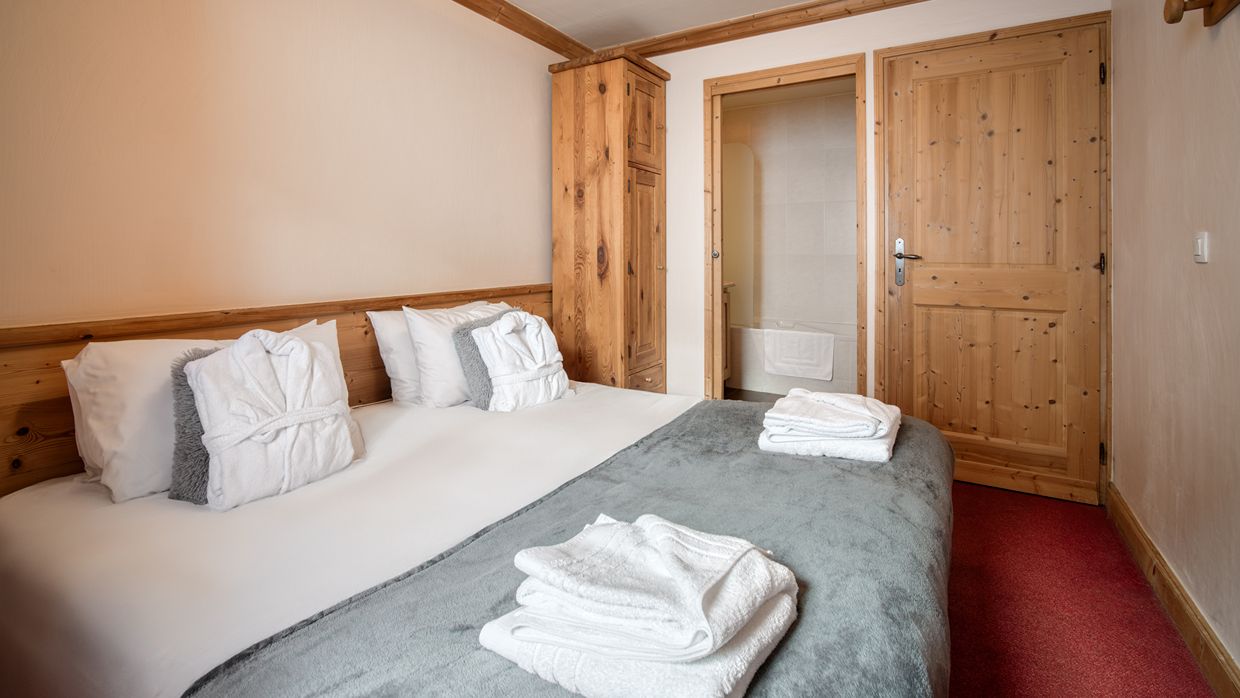 Luxury-Ski-Chalet-ValThorens-Chalet Sabot-OSC-Bedroom.jpg