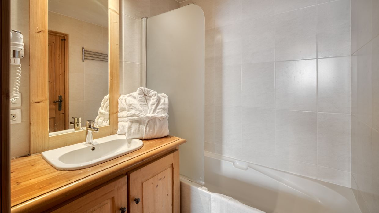 Luxury-Ski-Chalet-ValThorens-Chalet Sabot-OSC- Bathroom (2).jpg
