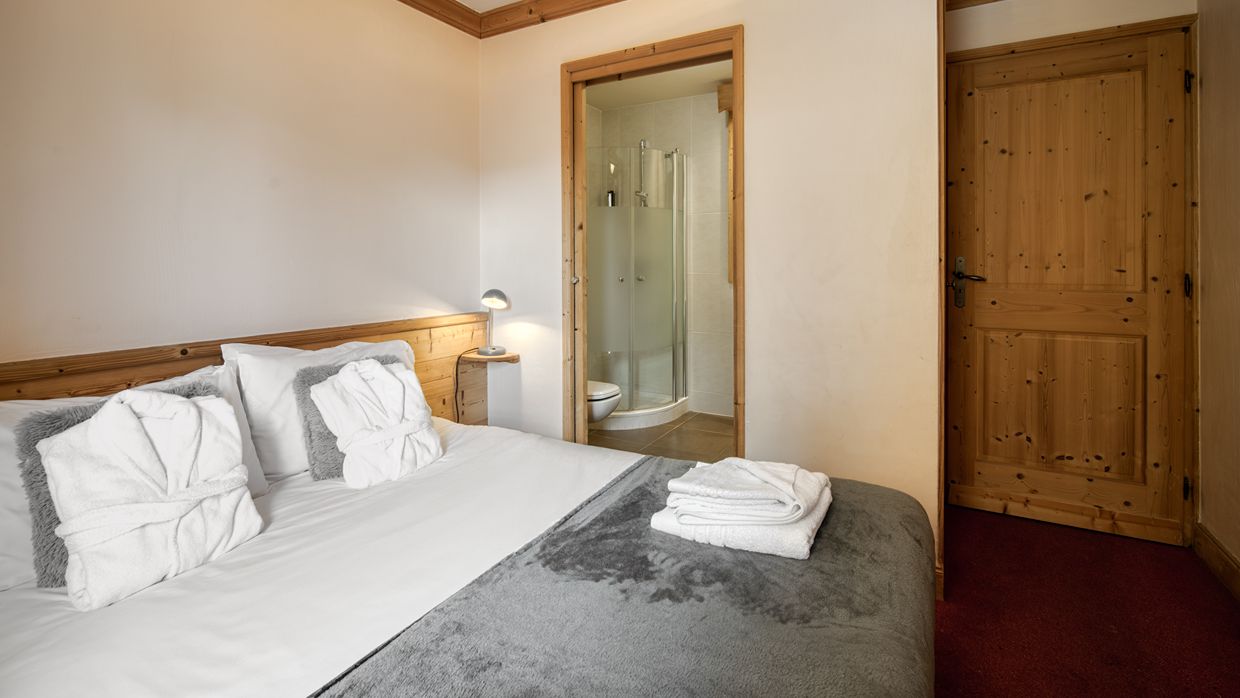 Luxury-Ski-Chalet-ValThorens-Chalet Sabot-OSC-Bedroom (4).jpg