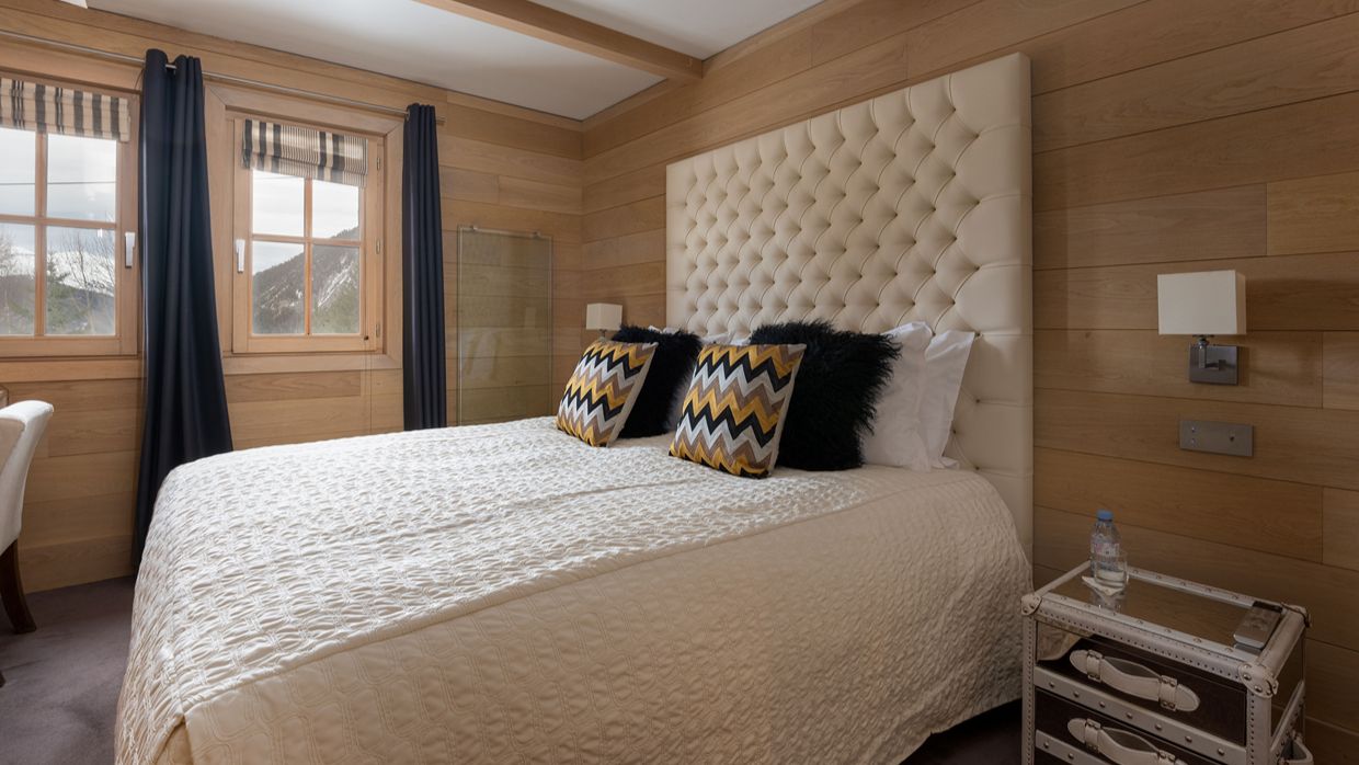 Luxury-Ski-Chalet-Courchevel-Licorne -des-Neiges-OSC- Bedroom.jpg